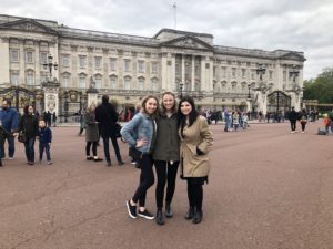 Angela Altieri, Jocelyn Bankson and Kayla Snyder stand in front of Buckingham Palace.